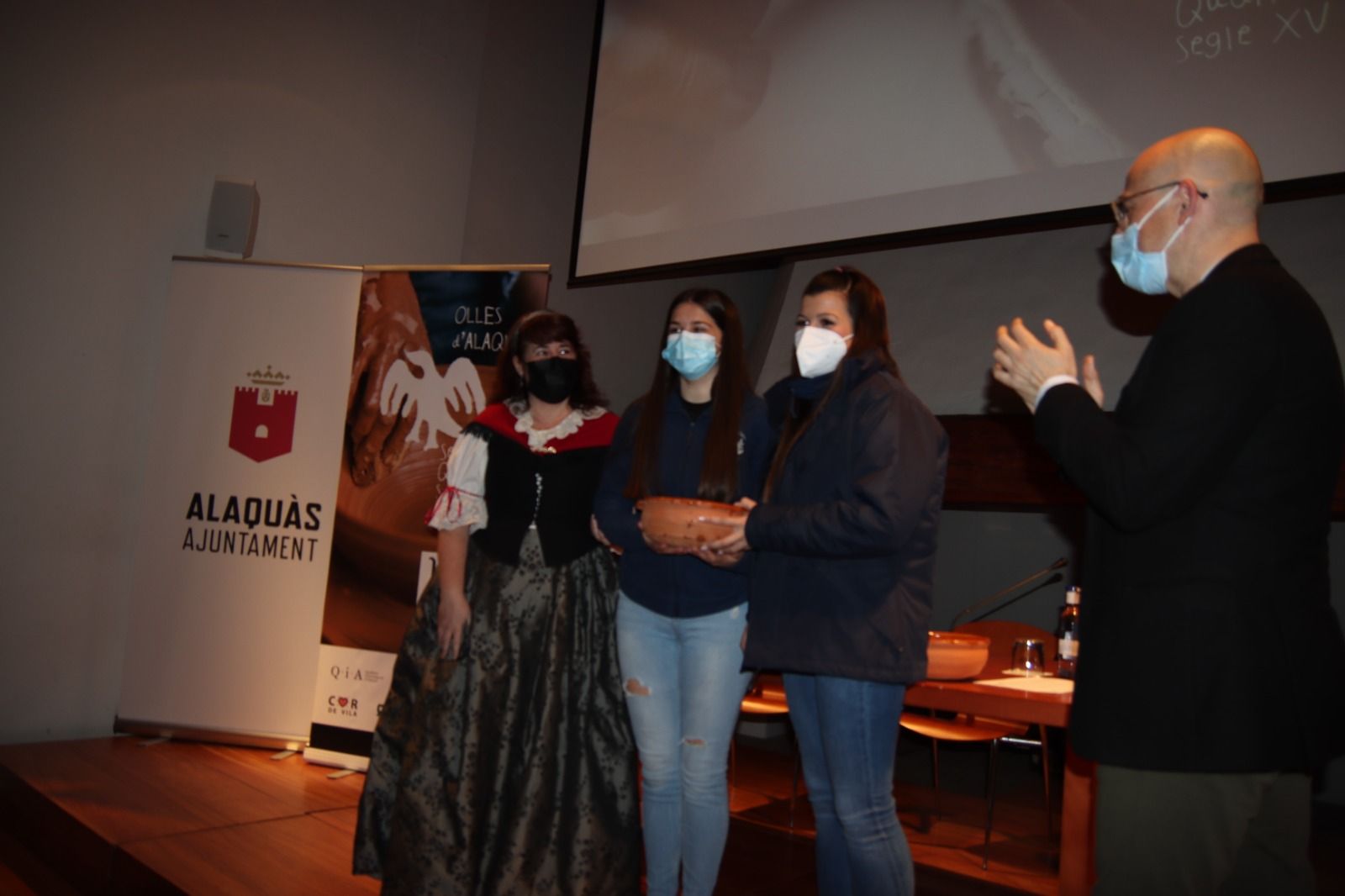 Lliurament de les primeres cassoles a l'alcalde i a les falleres majors del poble.