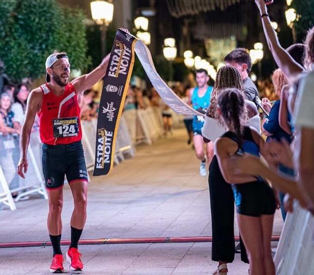 El atleta estradense celebra su victoria tras llegar a meta.