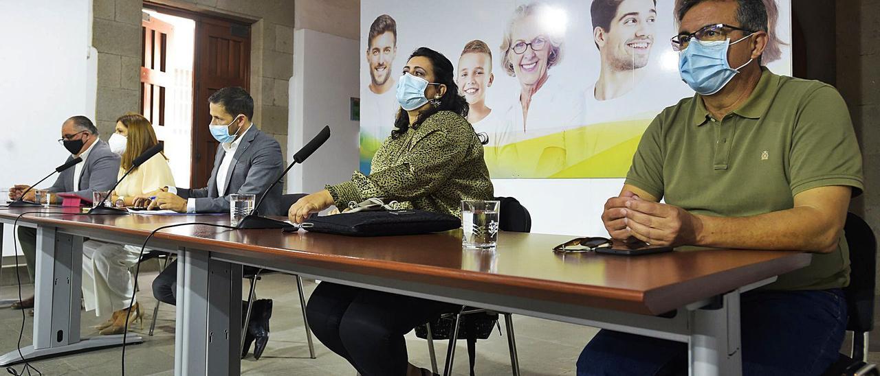 Por la izquierda, Juan Martel, Carmen Hernández, Héctor Suárez, Celeste López y Juan Francisco Artiles, ayer en la ermita de San Pedro Mártir de Telde.