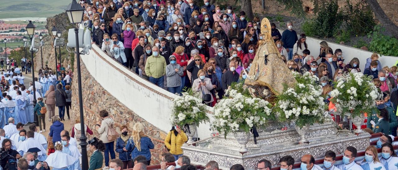 Imagen de archivo de una de las procesiones de bajada de la Virgen de la Montaña, patrona de Cáceres.