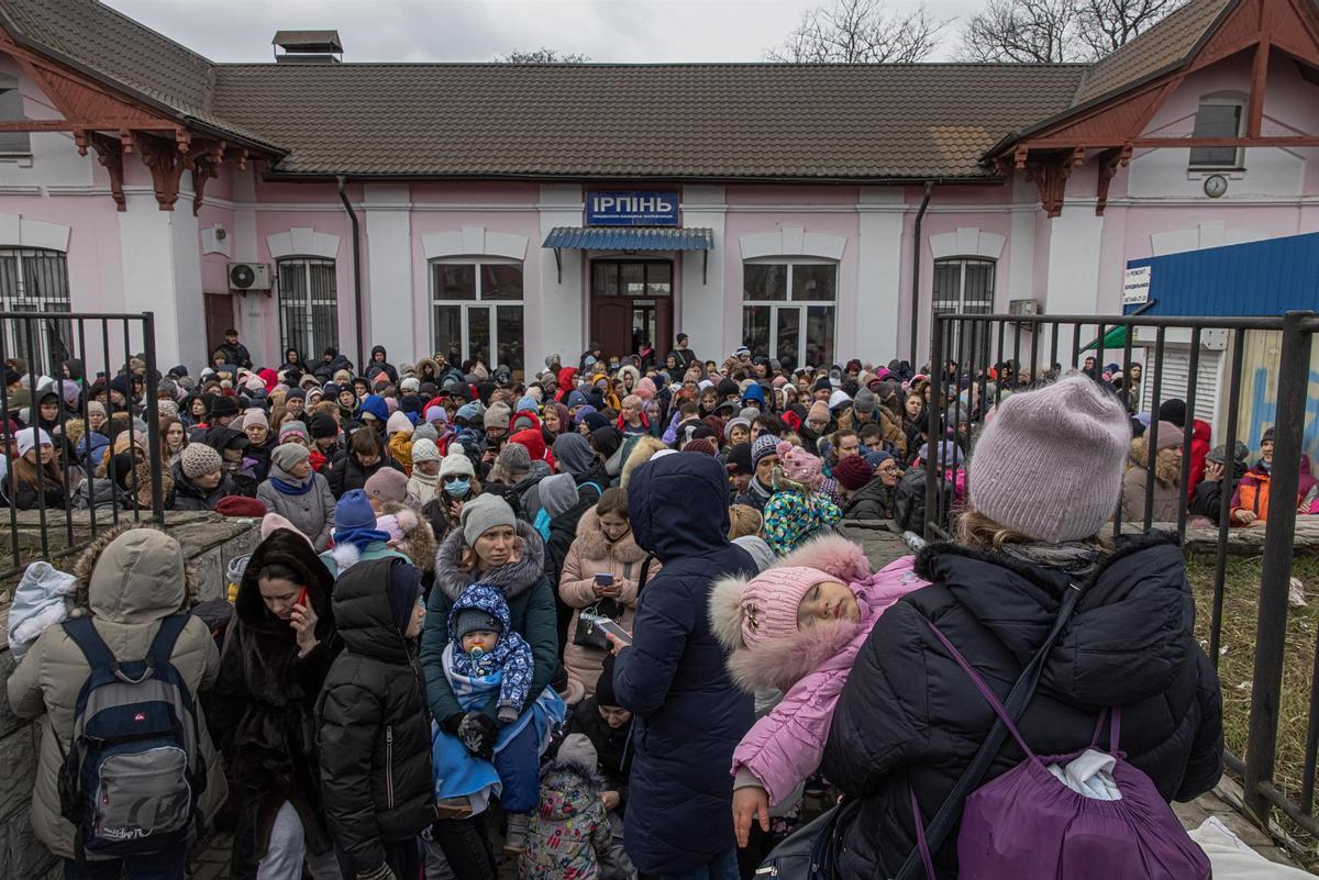 Mujeres y niños esperan el tren de evacuación hacia Kiev en la estación de Irpin, tratando de huir de Bucha e Irpin, ciudades de primera línea de combates entre las fuerzas ucranianas y rusas.