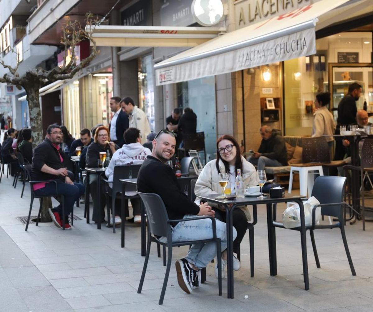 Clientes en una terraza de Calvo Sotelo.  |
