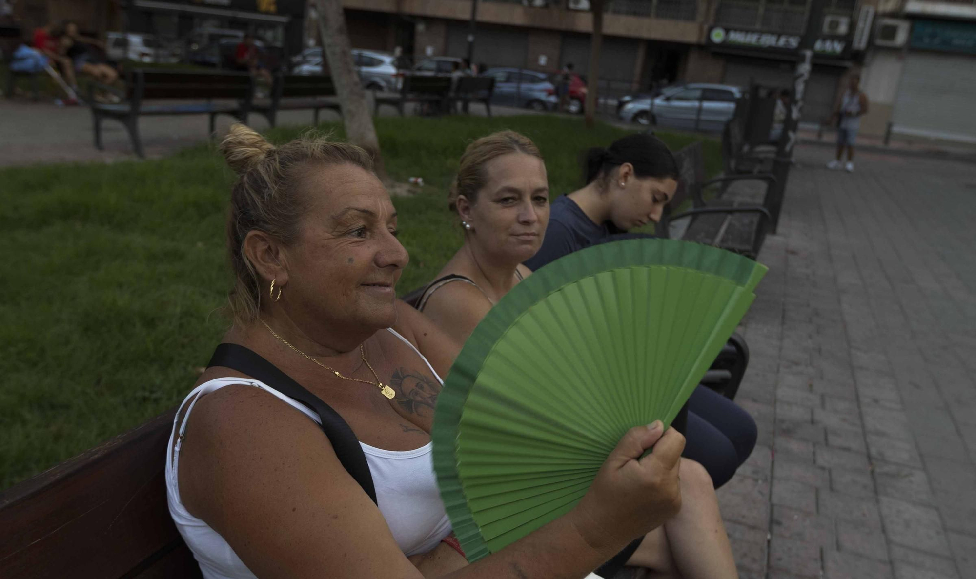 Las familias y vecinos llenan los parques de Carolinas y del Pla durante las noches de verano