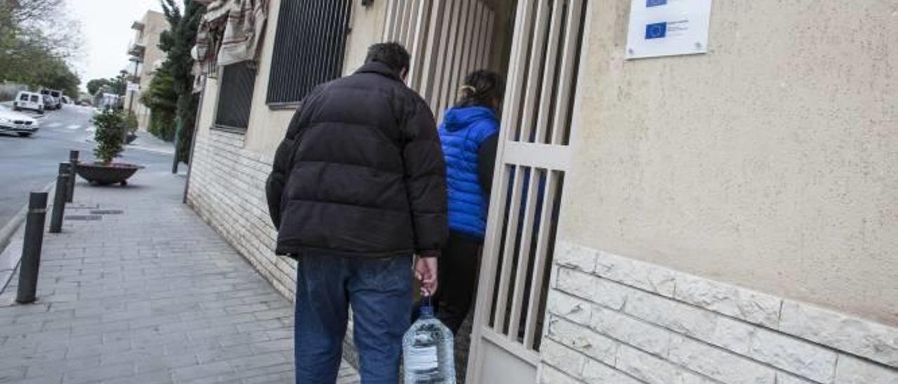 Dos personas acceden al Centro de Acogida de CEAR en Sant Joan en una imagen tomada ayer por la tarde.
