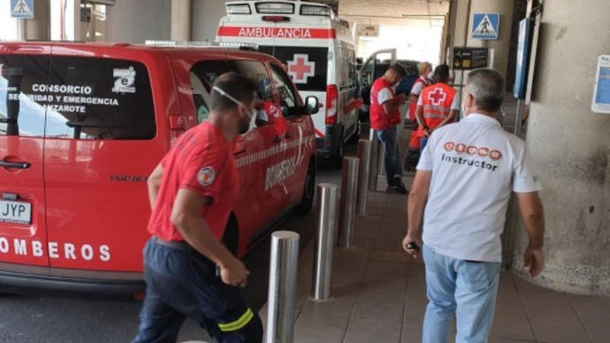 Bomberos y personal sanitario en el aeropuerto de Lanzarote.