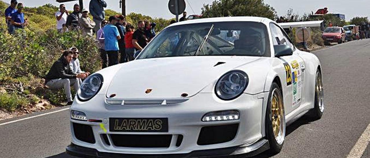 Iván Armas, a los mandos del Porsche 911 GT3-2012, en plena Subida a La Pasadilla.