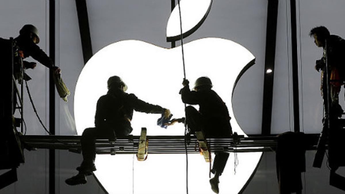 Operarios colocan un logo de Apple en una de las sedes de la compañía.