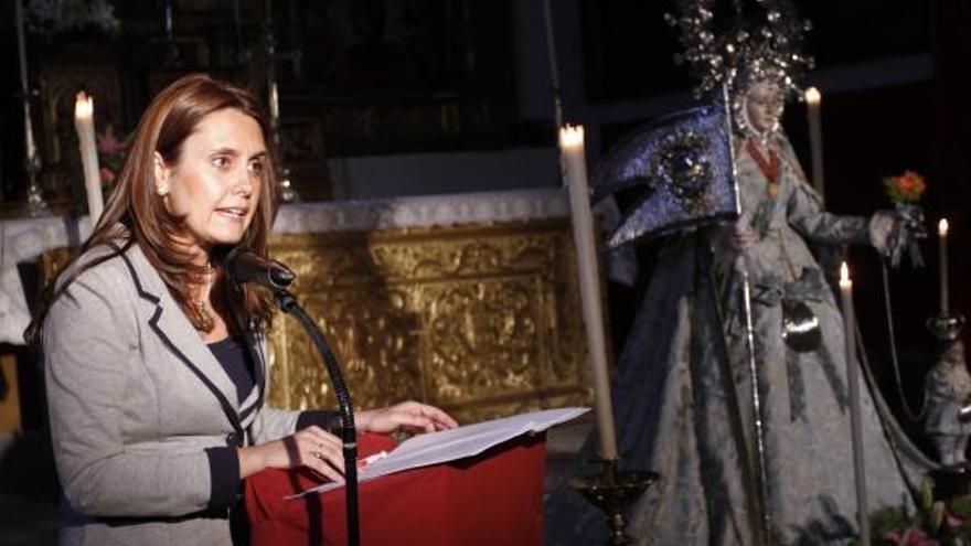 Eva Crespo junto a la imagen de la Concha, patrona de la Junta pro Semana Santa