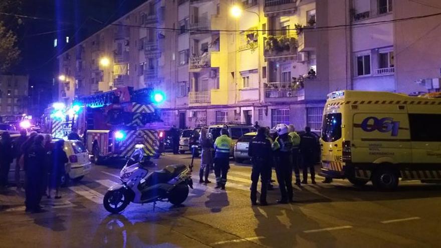 Decenas de curiosos observan el trabajo de los bomberos