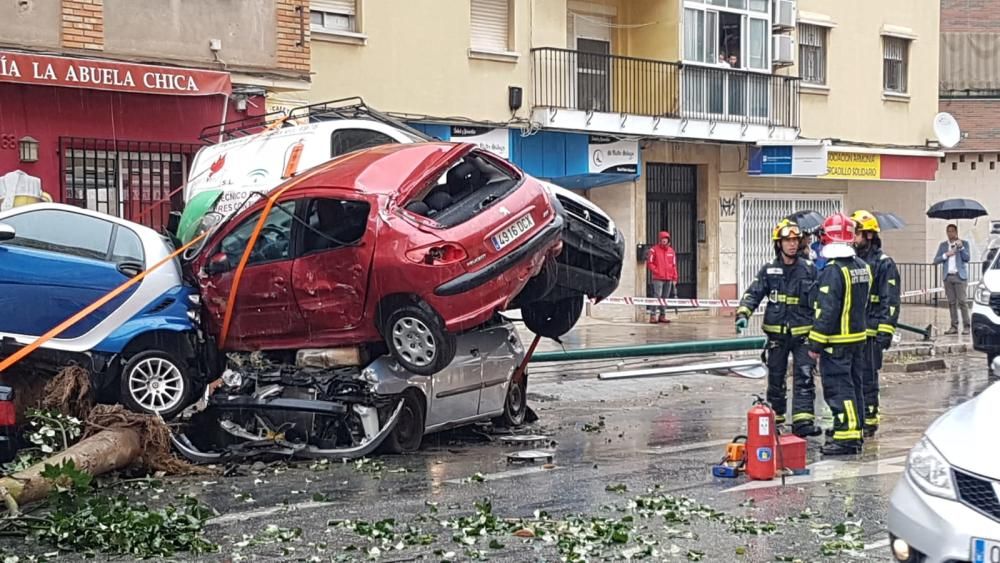 Un autobús de la EMT embiste media docena de coches en Héroe de Sostoa.