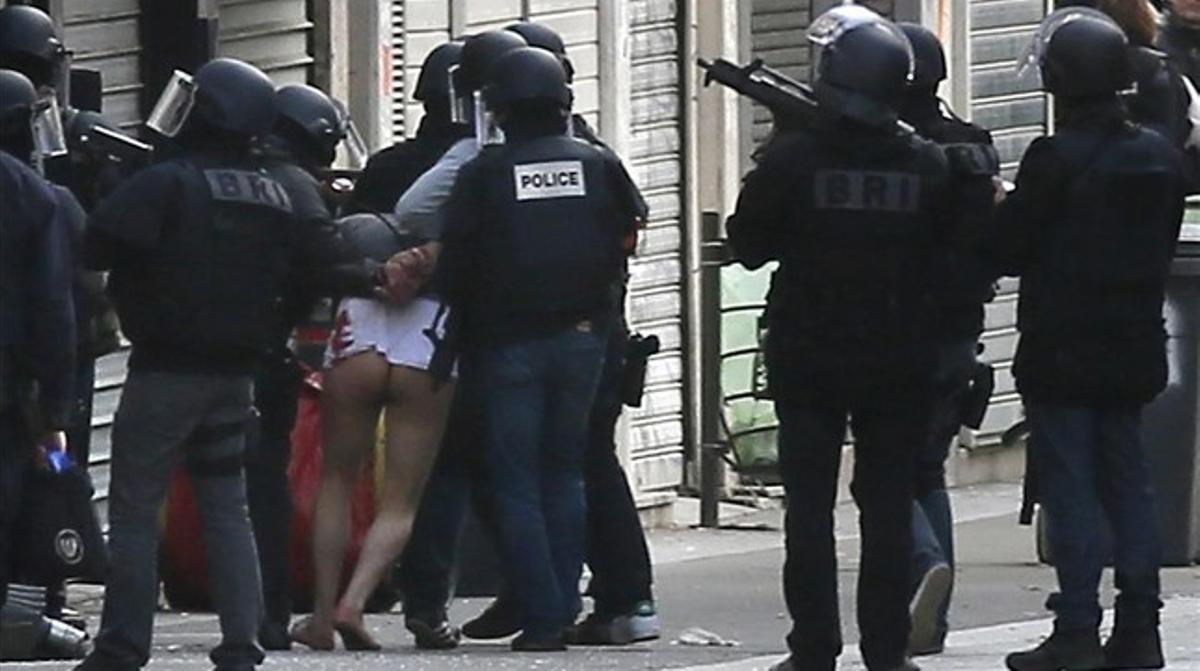 Operació policial a Saint-Denis.