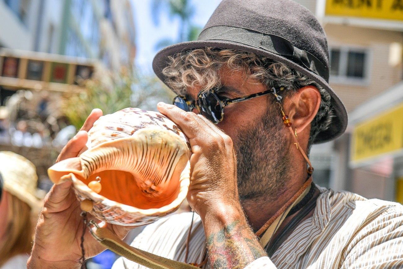 Una romería con bikini en Las Palmas de Gran Canaria