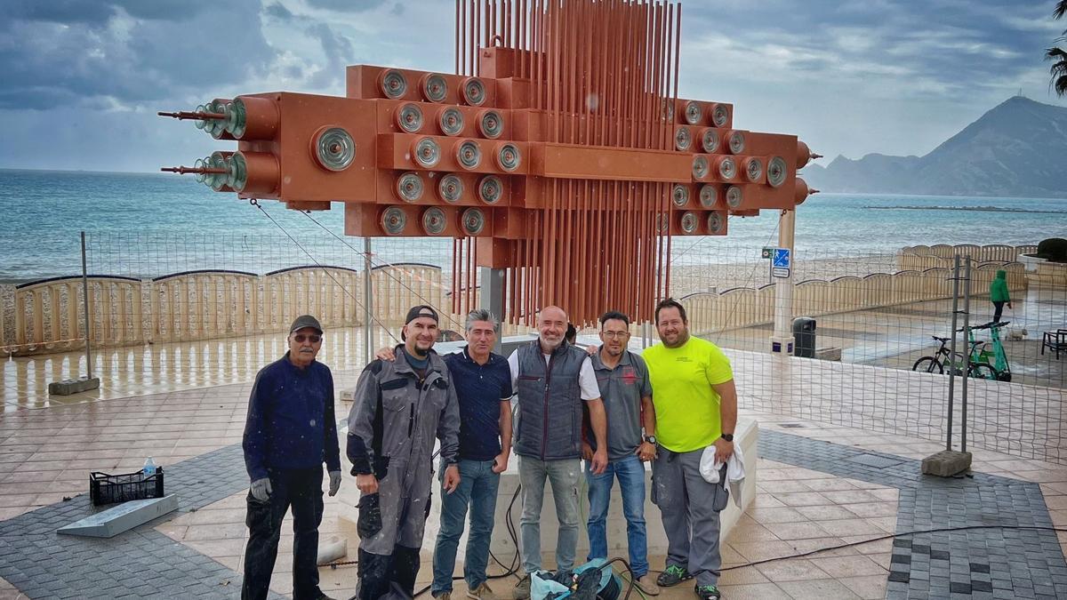 El creador junto al equipo de urbanismo de Altea que le ayudó a colocar la espectacular escultura