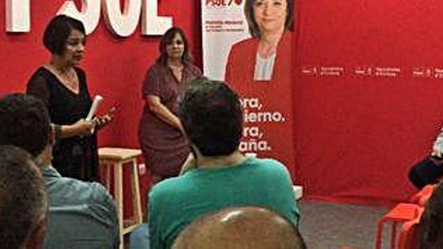 Sofía Hernanz y Patricia Abascal, ayer en la sede del PSOE.