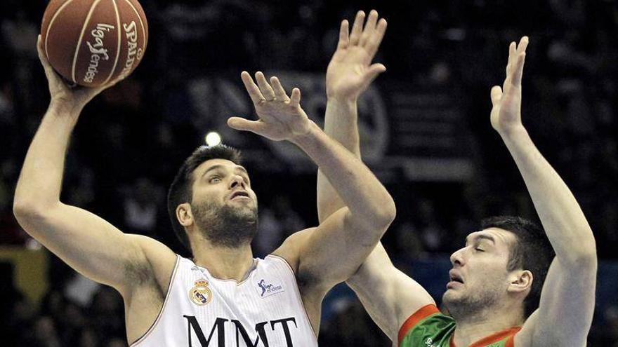 El Real Madrid baja de la nube al Cajasol (62-97)