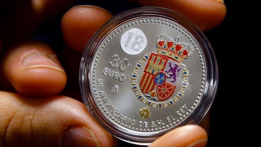 Una moneda de 30 euros de plata y con escudo a color para celebrar el 50 cumpleaños del Rey