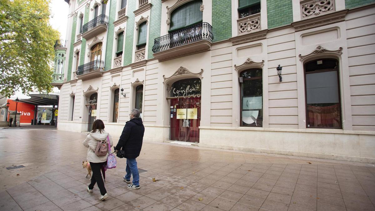 Una pareja pasea frente al local de l’Albereda de Xàtiva que, al menos de momento, se queda sin inquilino.