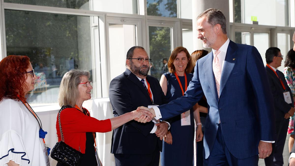 Peregrina saluda al Rey Felipe VI en un acto oficial