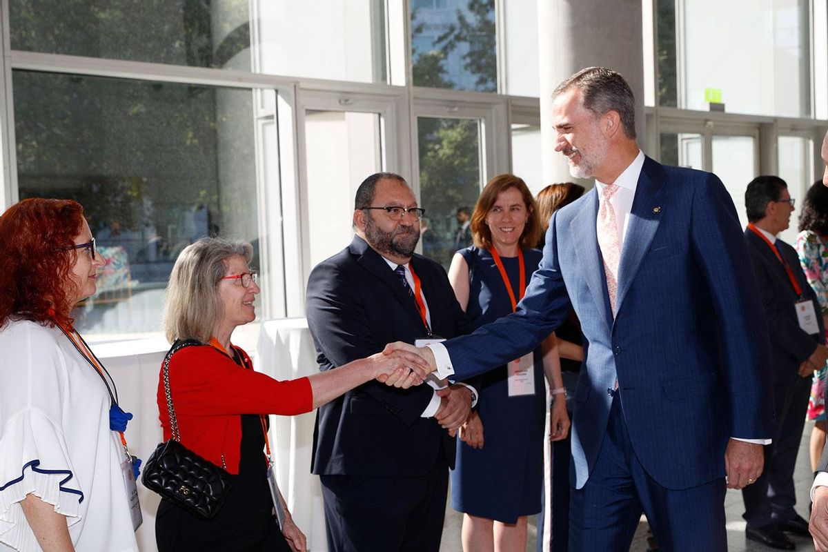 Peregrina saluda al Rey Felipe VI en un acto oficial