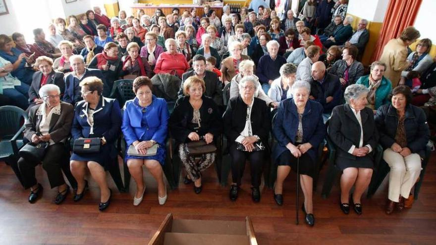 Por la izquierda, Araceli García, Josefina Heres, Begoña Núñez, Angélica Duarte, Eloína Menéndez, Josefina Muñiz, María Victoria Fernández y María Ángeles Artime, ayer, momentos antes de ser homenajeadas en El Ferrero.