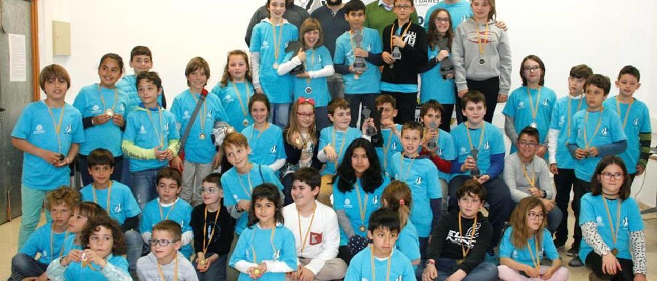 Foto de familia de los participantes en el Comarcal Escolar de la Zona Llevant Nord.