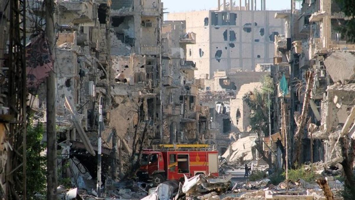 Un camión de bomberos en medio de un paisaje de destrucción en Deir Ezzor, en septiembre del 2013.