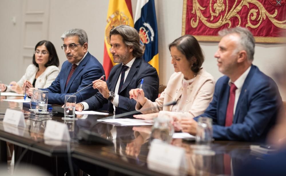 Visita de Reyes Maroto al Parlamento de Canarias