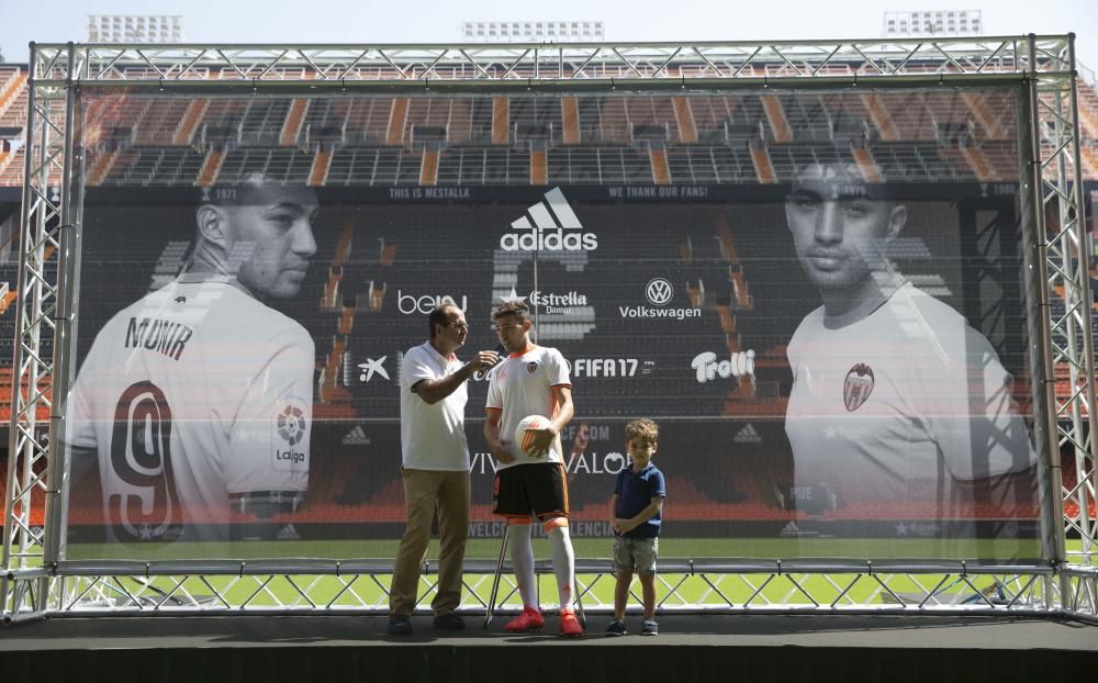 Munir, presentado con el Valencia CF