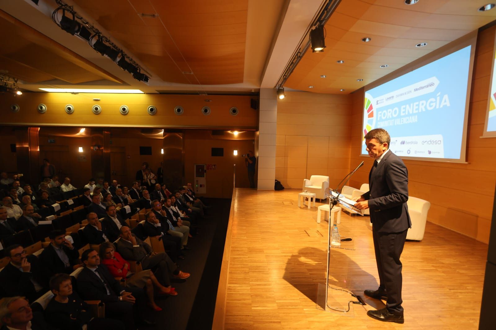 Llegada de los asistentes a la segunda edición del Foro de Energía en la Comunitat Valenciana