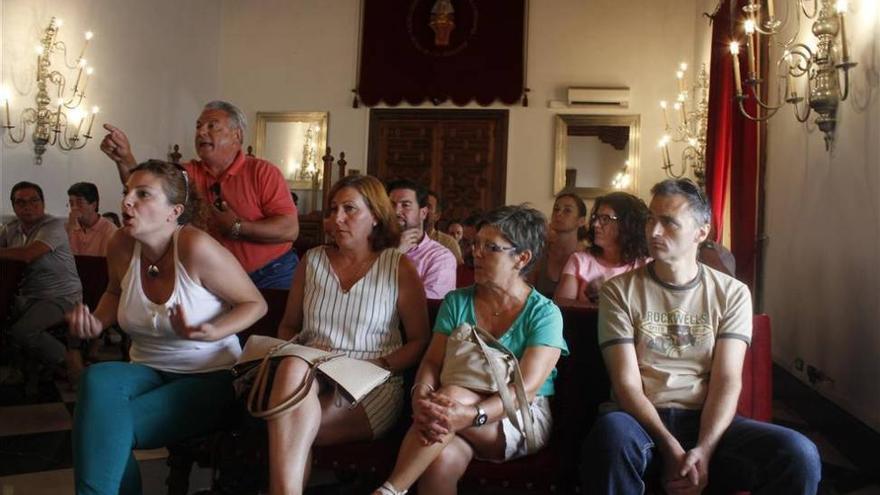 Los vecinos del Wok de Cáceres llevan su protesta al pleno, que acuerda estudiar soluciones