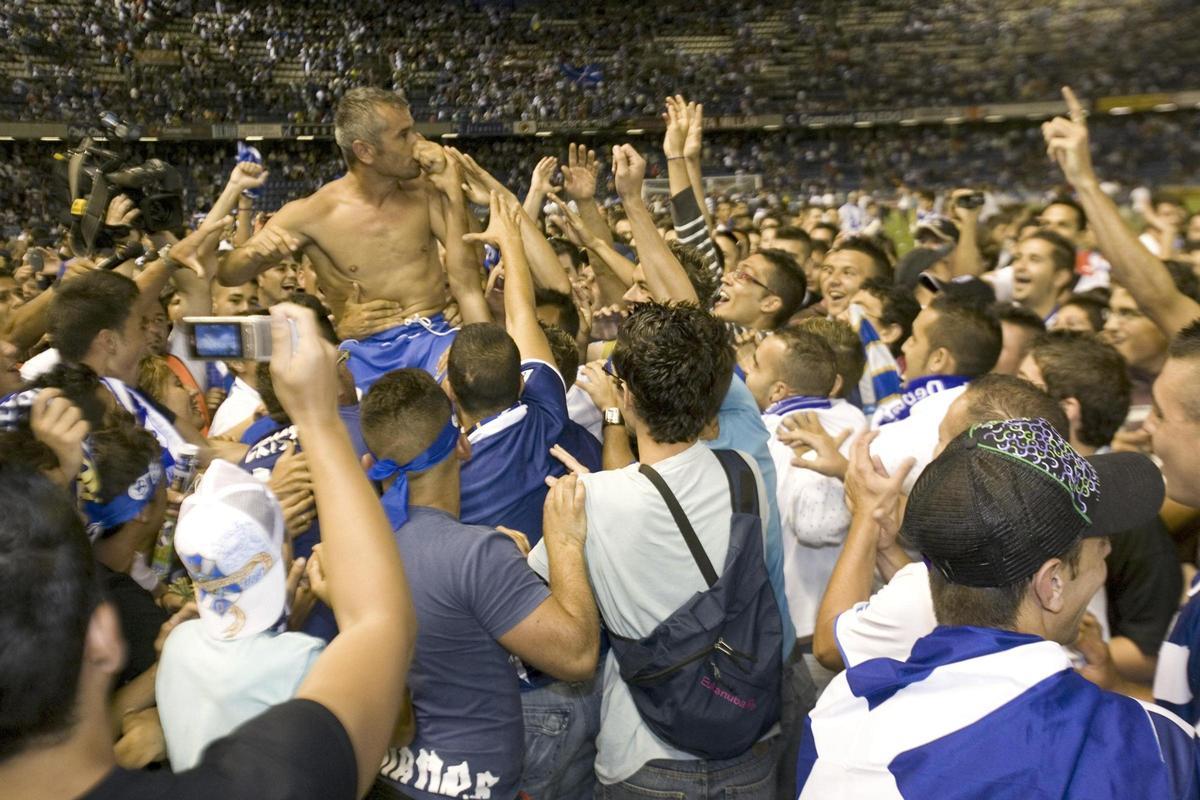 Cristo Marrero, a hombros de los aficionados del CD Tenerife tras la invasión de campo en el último partido de la temporada 08/09.
