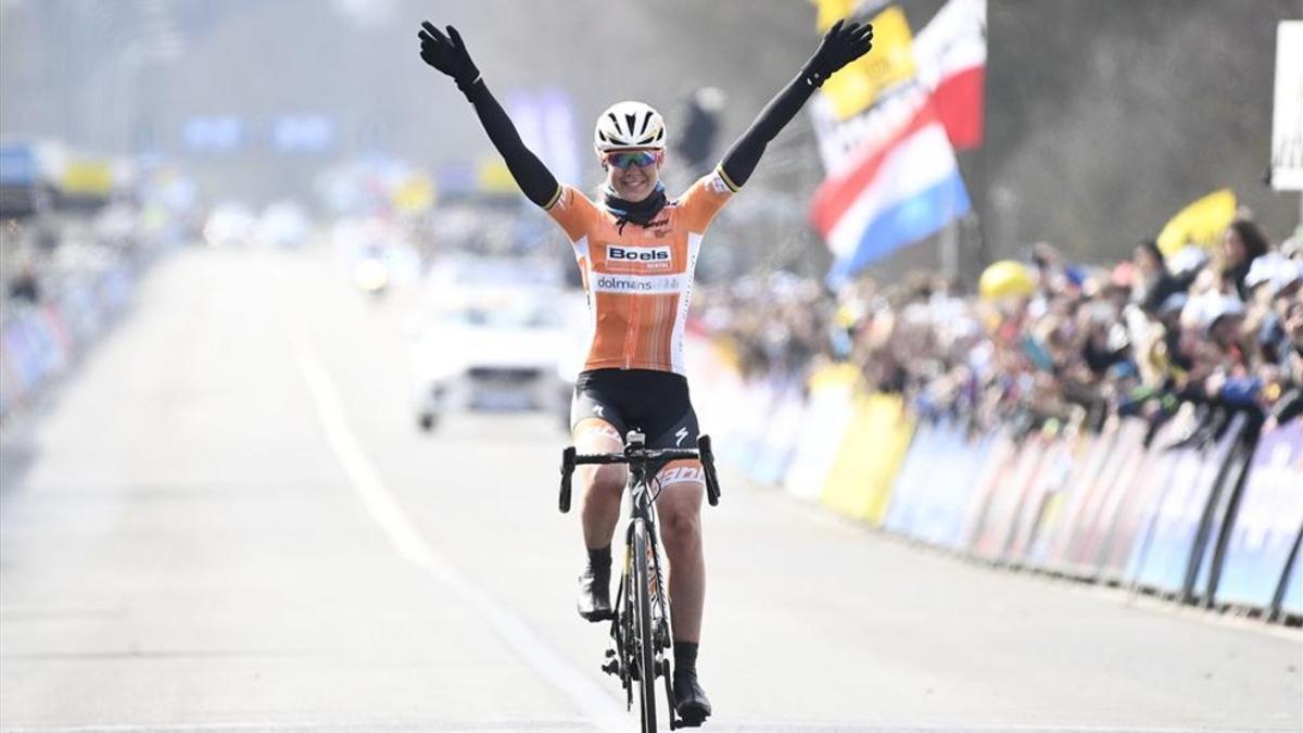 Van Der Breggen celebra el triunfo en linea de meta