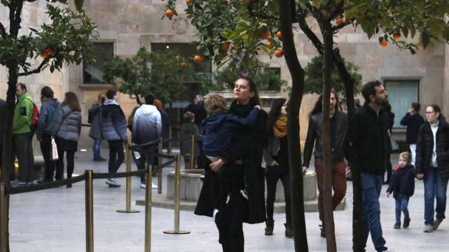 Visitants en les jornades de portes obertes al Palau de la Generalitat