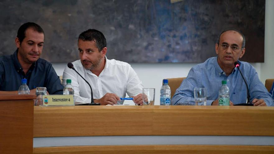 Manuel Hernández, de AV-STL, primero por la derecha, durante un pleno, junto a los concejales del PP Marcos Rufo -izquierda- y Sergio Vega.