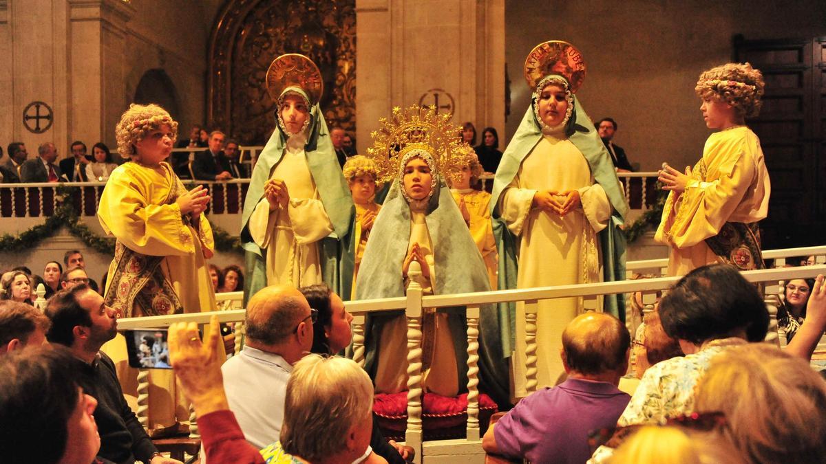 Las tres Marías, acompañadas de los "angelets" del Misteri d'Elx, en una imagen retrospectiva