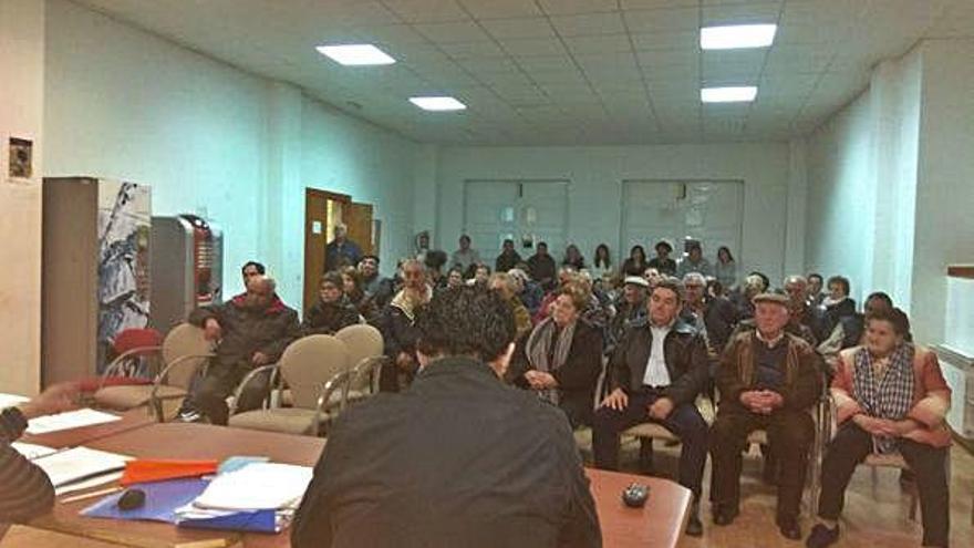 Asamblea de la plataforma contra las macrogranjas de Tierra de Alba celebrada en Carbajales.