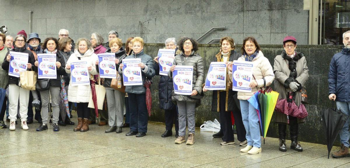 Integrantes de A Voz da Sanidade, ayer frente al consistorio de Cangas. |  G.Núñez