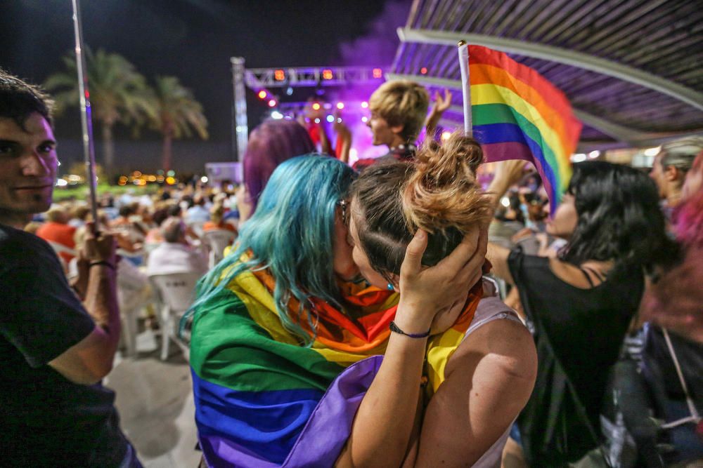 Cientos de personas participan en el primer Día del Orgullo en un acto festivo y reivindicativo de la diversidad sexual.