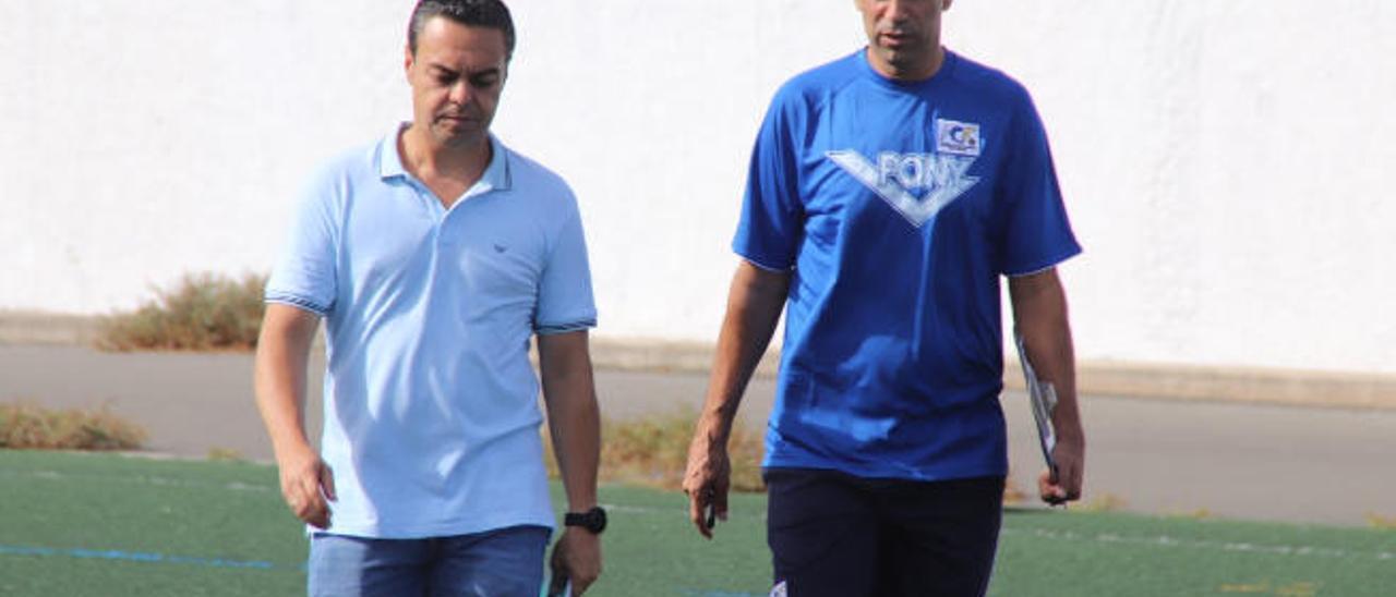 Tino Déniz, director deportivo de la FIFLP, junto con Juan Carlos Valerón, seleccionador sub-15.