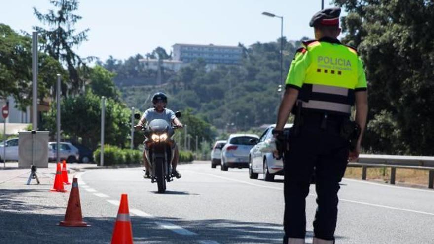 Un agent dels Mossos a punt de realitzar un control.