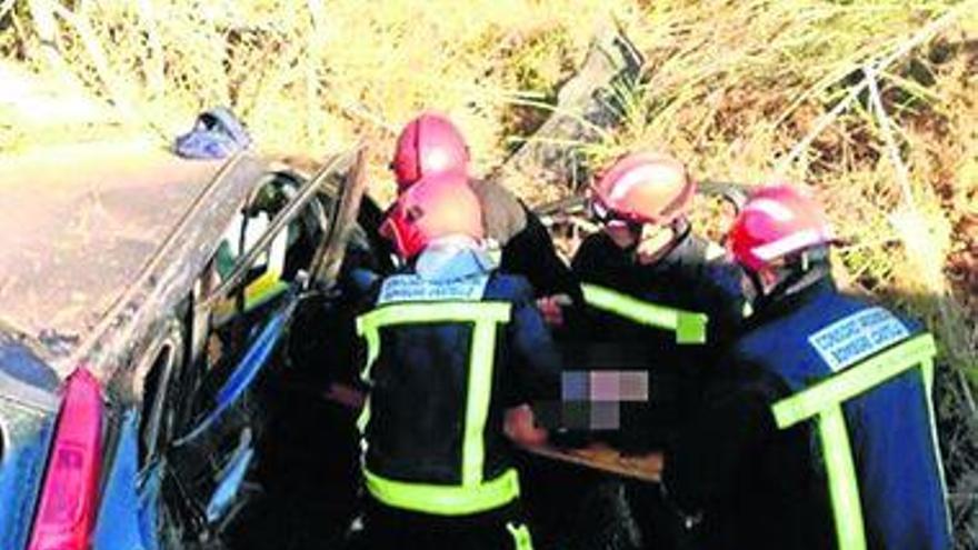 Muere un conductor francés tras estrellarse en la AP-7, en Alcalà