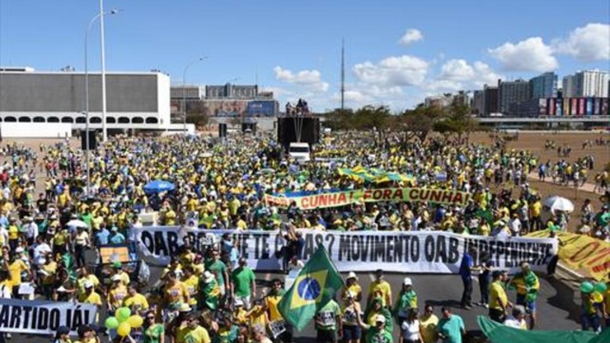 Miles de personas recorren las calles de Brasilia para protestar contra la corrupción del Gobierno de Dilma Rousseff.