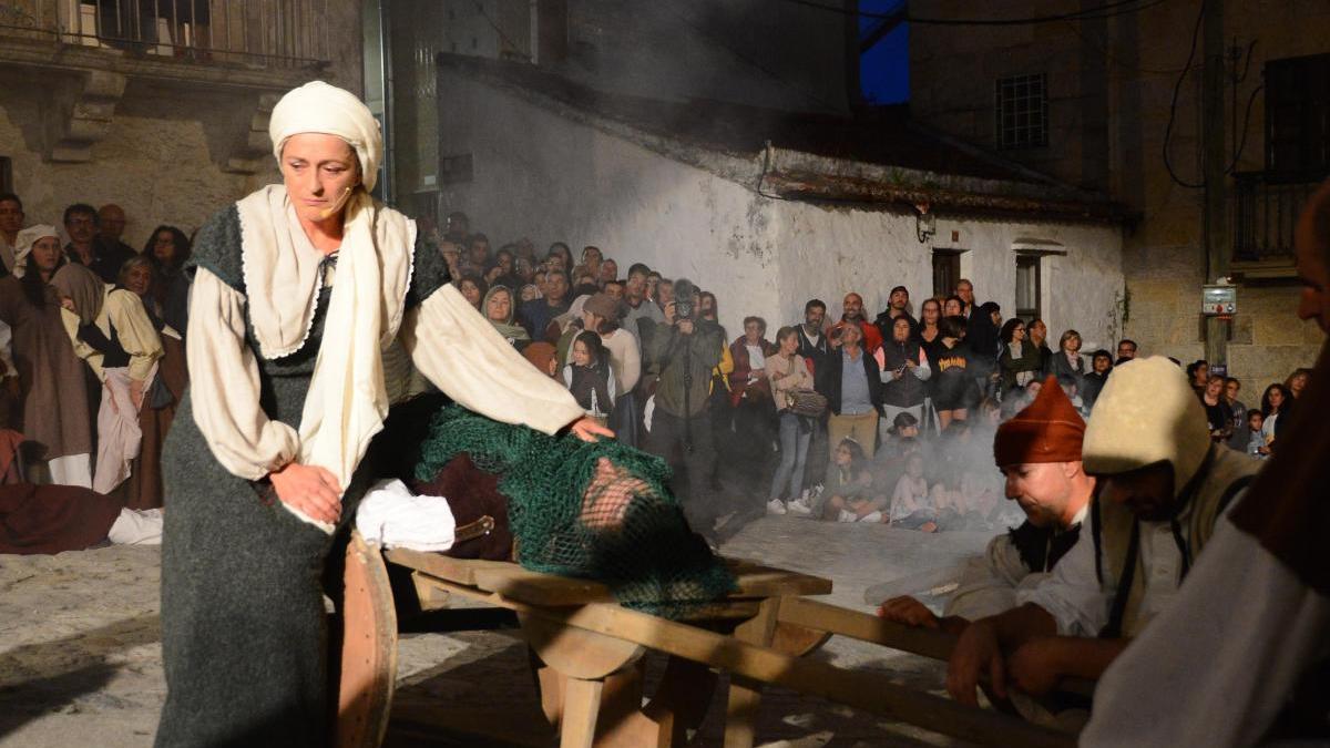 Escenificación teatral da toma de Cangas por parte dos piratas berberiscos e a condena de María Soliña durante a anterior edición da cita.