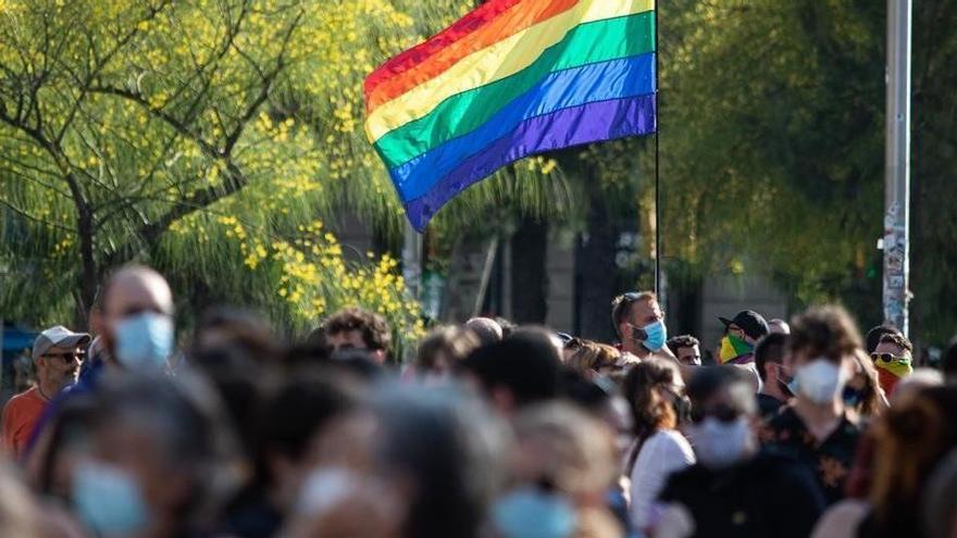 Cientos de manifestantes se reúnen durante la marcha del 'Orgullo', en la plaza Universitat de Barcelona.