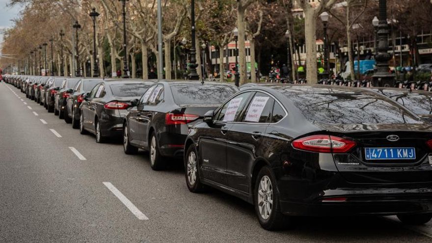 Coches de VTC en la Diagonal de Barcelona.