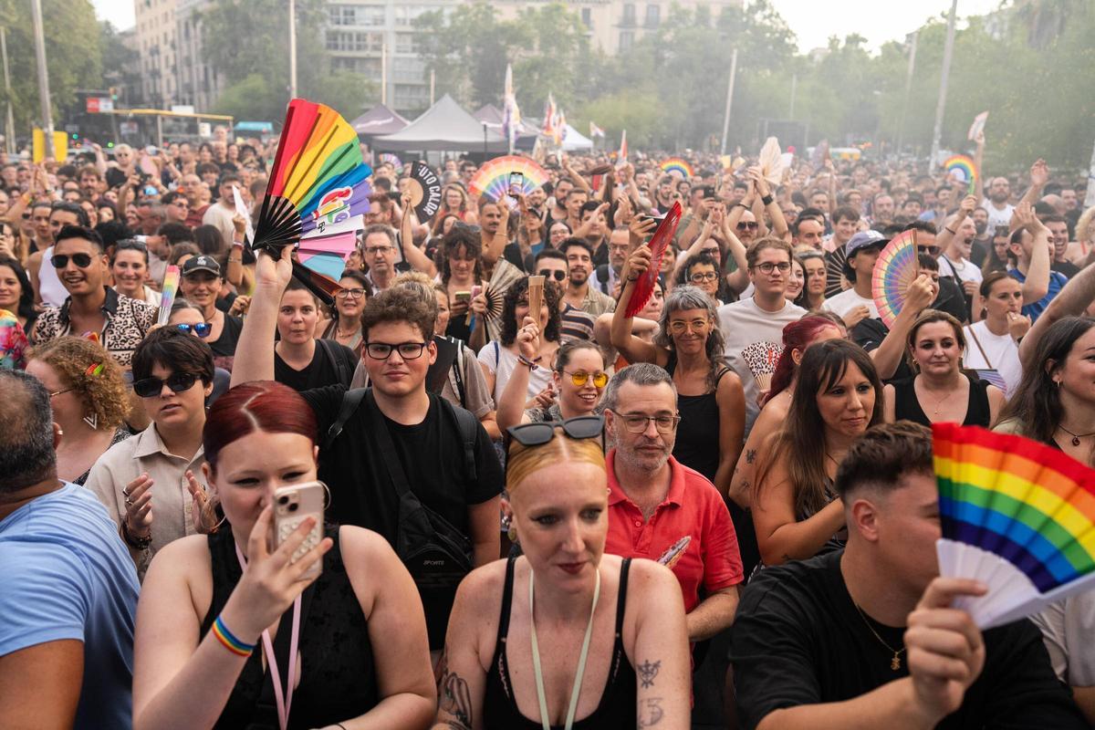 María Peláe, hace el pregón del Pride en la plaza Universitat