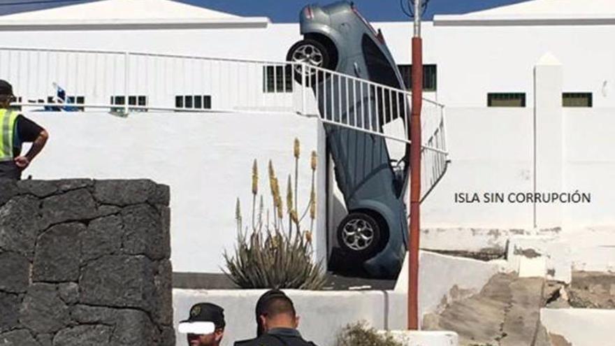 Un coche, en posición vertical en Lanzarote