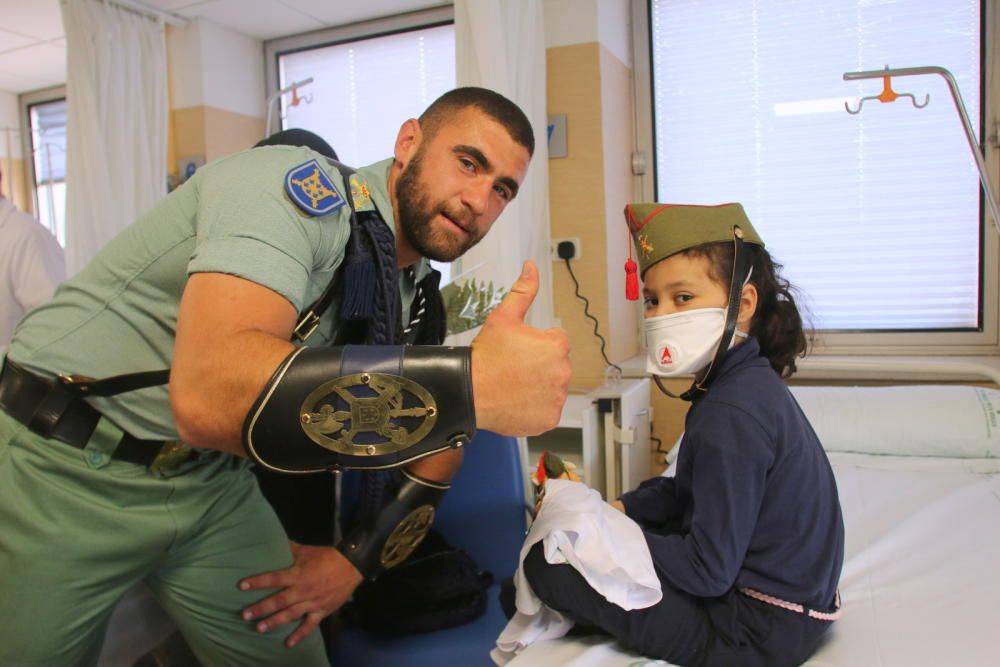 Visita de la Legión a los niños ingresados en el Hospital Materno.