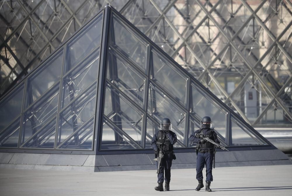 Atac a l'exterior del museu del Louvre