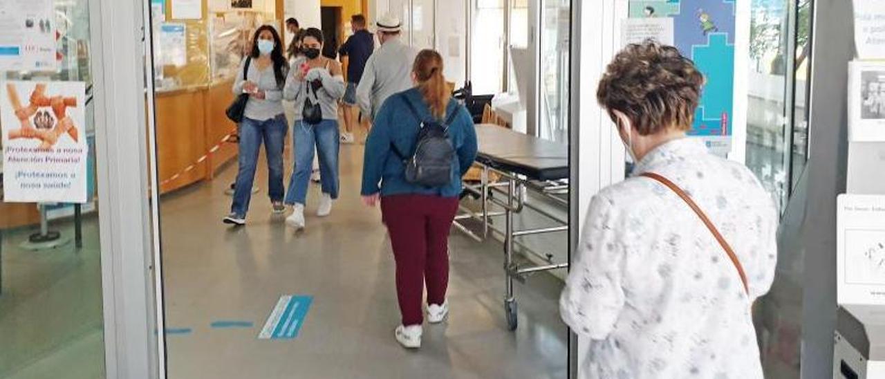 Pacientes haciendo cola en el centro de salud de A Doblada de Vigo. |   // MARTA G. BREA